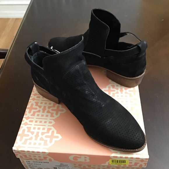 Shoes, Brahmin handbag, designer dress - Picture 13 of 16